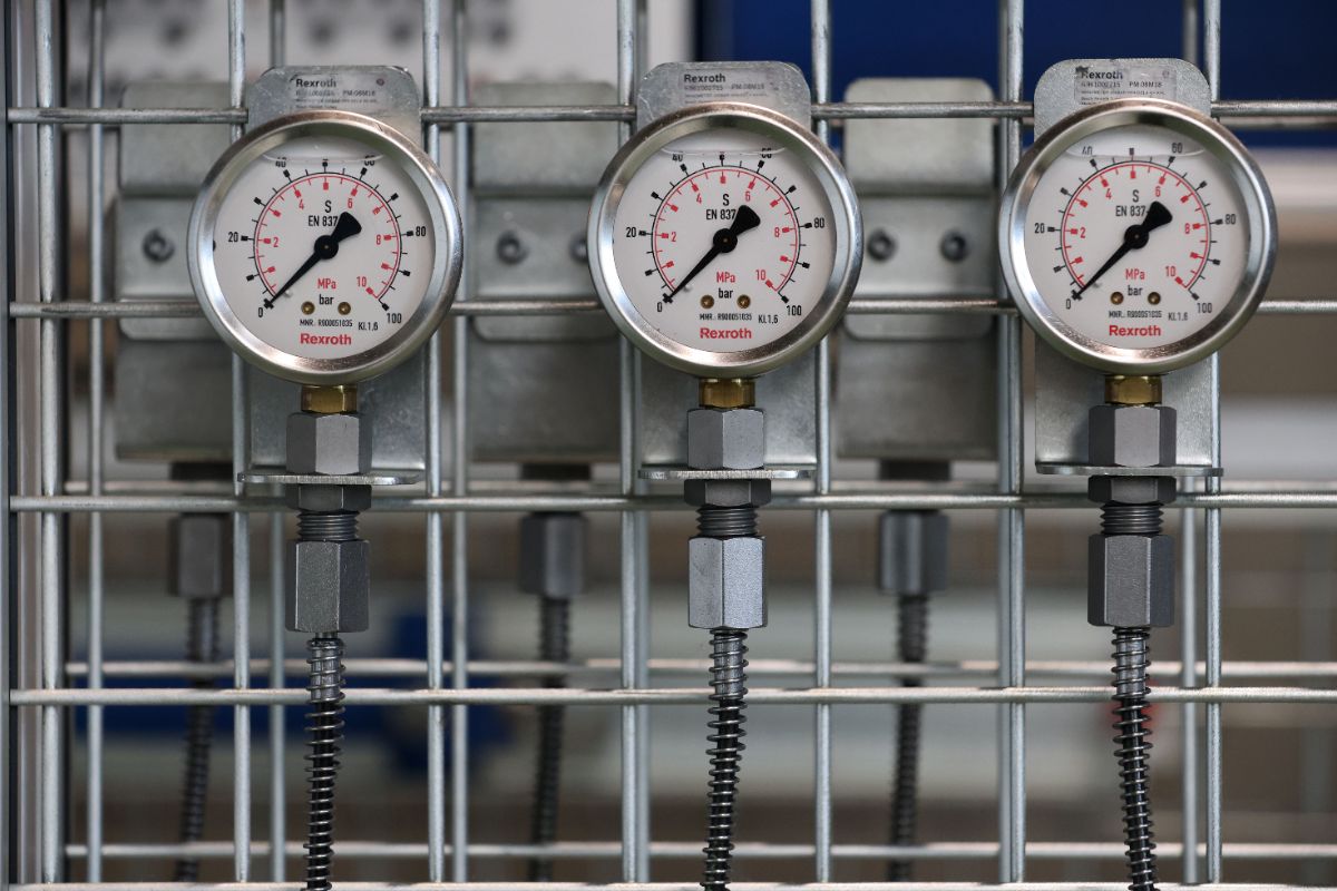 Pressure transmitters and gauges on a process line
