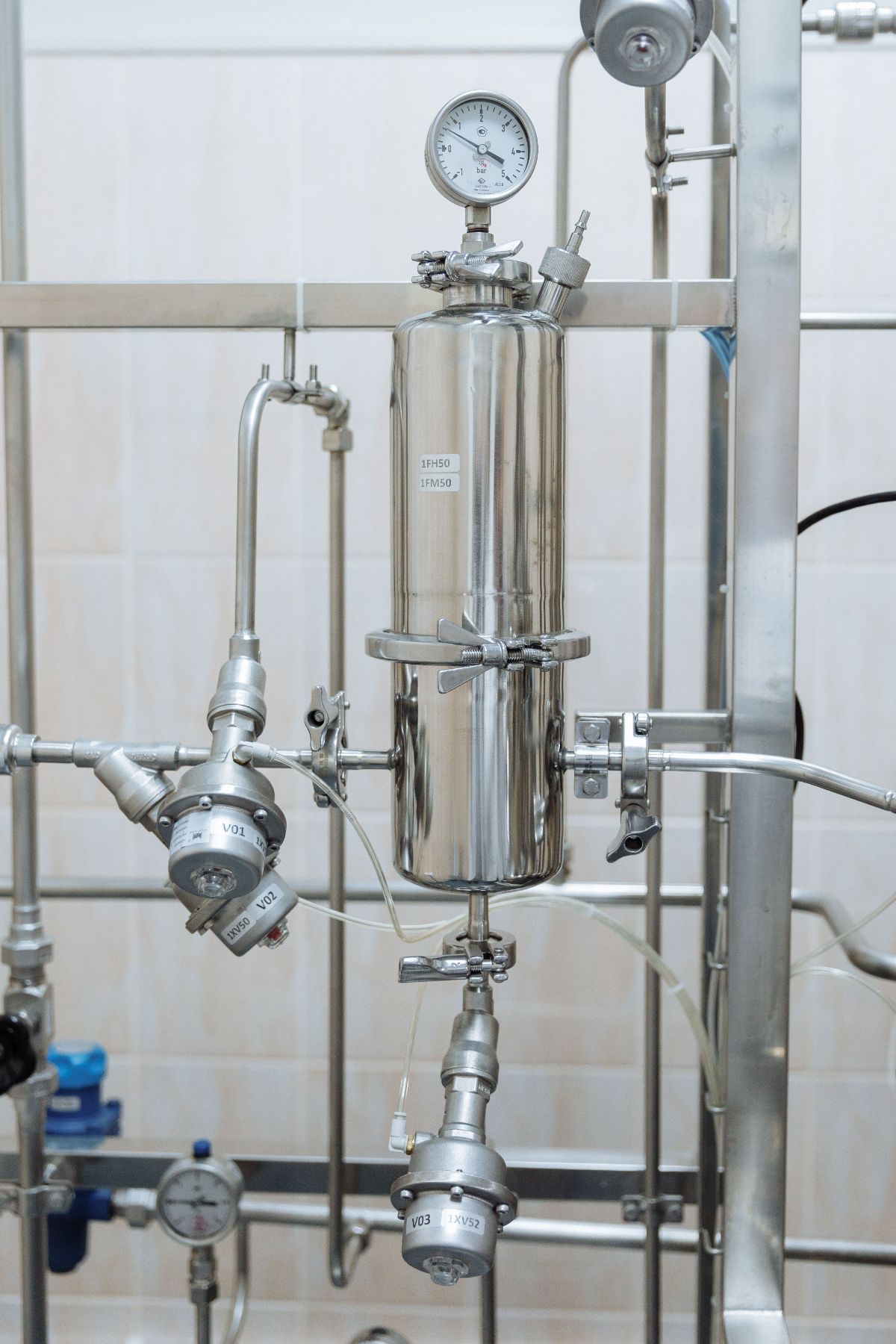 Instrument rack with pressure transmitters and impulse tubing