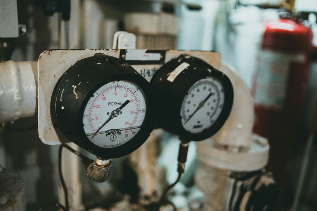 Pressure transmitter with display on an instrument rack