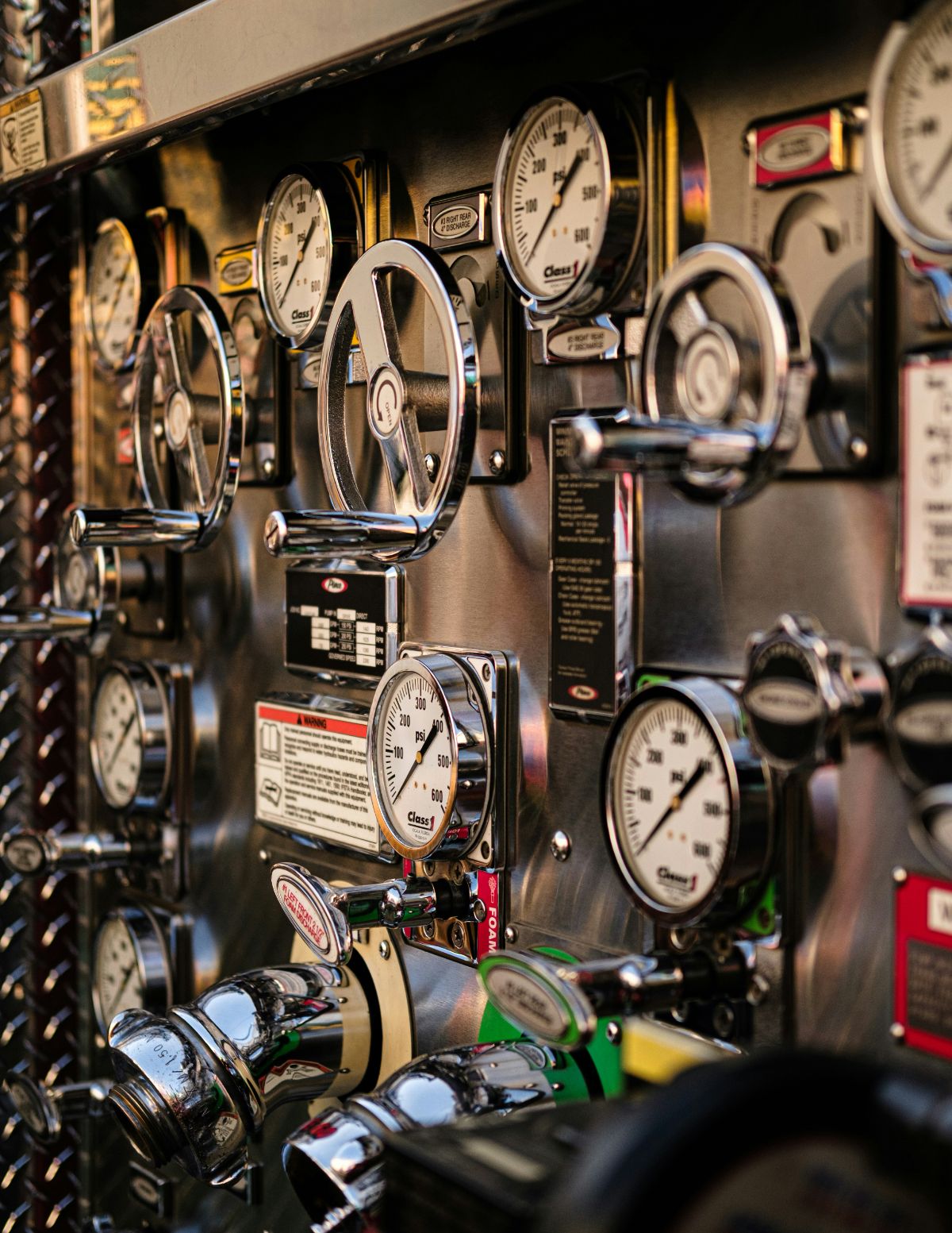 Pressure gauge cluster and thermowells on a process line